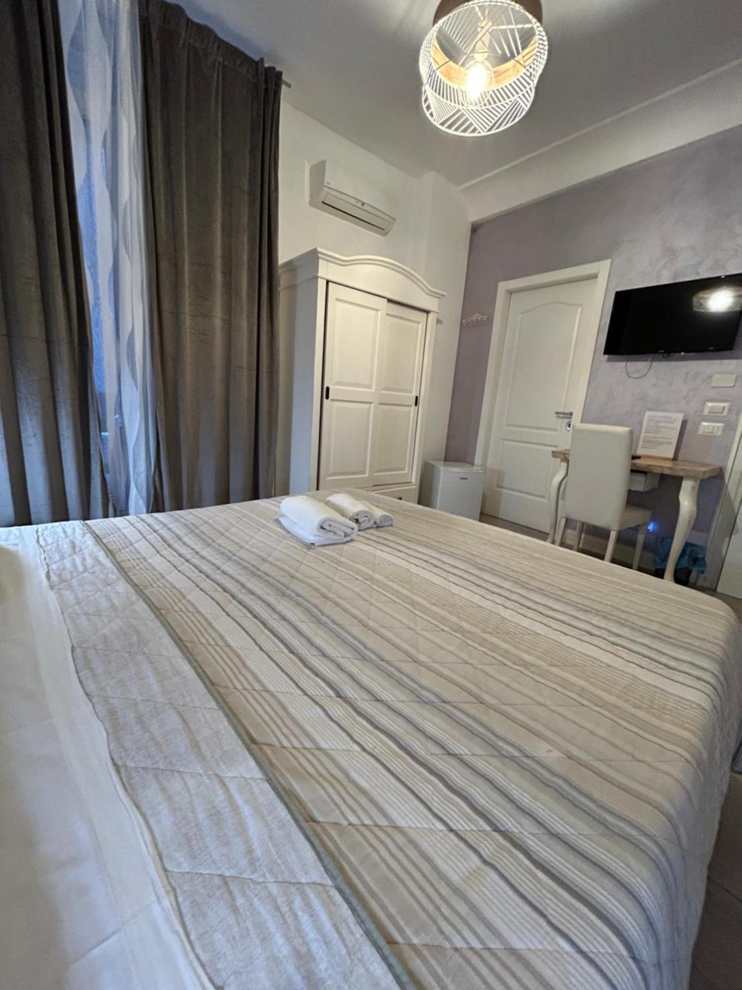 Chiaia Roof Bed & Breakfast Napoli Oda fotoğraf